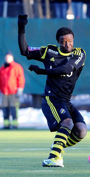  AIKs nr 21 Kennedy Igboananike jublar 1-0 målet.