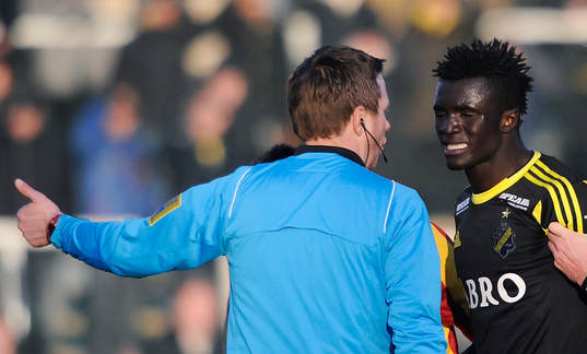  AIKs nr 22 Kwame Amponsah Karikari blir utvisad av domaren Markus Strömbergsson.