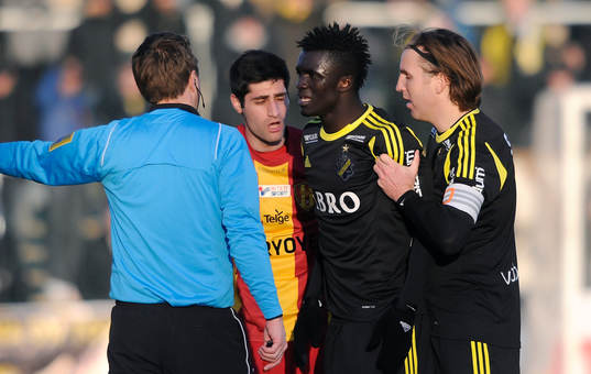  AIKs nr 22 Kwame Amponsah Karikari blir utvisad av domaren Markus Strömbergsson.