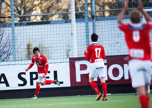  Romario gör matchens enda mål för Kalmar