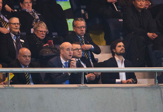 Statsminister Fredrik Reinfeldt, prins Daniel och prins Carl Philip kollar på matchen.