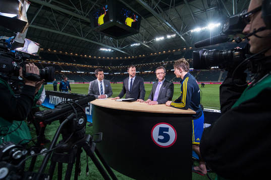  Tommy Åström, Joachim Björklund och Patrick Walker, tränare Assyriska i Kanal 5 studio med Kim Källström som gäst.