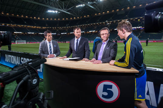  Tommy Åström, Joachim Björklund och Patrick Walker, tränare Assyriska i Kanal 5 studio med Kim Källström som gäst.