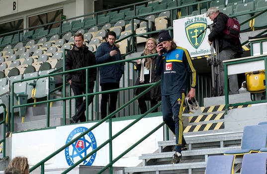  Jonas Olsson sköt en projektil rätt upp på pressläktaren efter träningen. SVTs Jane Björck tappade balansen när bollen kom med full fart och slog sig i en stentrappa. Här ber Jonas Jane om ursäkt.