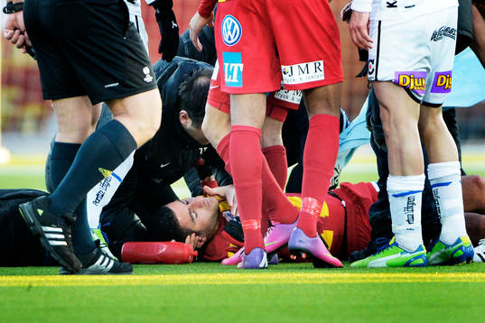 Robert Massi, Syrianska ligger skadad på planen och byts ut