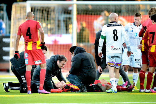 Robert Massi, Syrianska ligger skadad på planen och byts ut