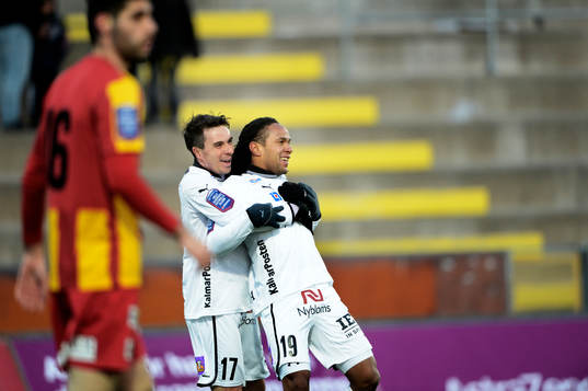  Daniel Mendes kramar om Jonathan McDonald efter att han gjort 0-3.