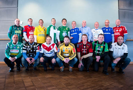  Främre raden, Halda Kabil, tränare Varberg, Hans Prytz, tränare Örgryte, Hans Eklund, tränare Falkenberg, Gregg Berhalter, tränare Hammarby, Mats Gren, tränare Jönköping, Roger Franzén, tränare Sundsvall, Conny Karlsson, tränare Brage, Sören Åkeby, tränare Värnamo, Joel Cedergren, tränare Sundsvall, Patrik Werner, tränare Degerfors, Nedre raden, Tor-Arne Fredheim, tränare Ljugskile, Jörgen Pettersson, tränare Landskrona, Azrudin Valentic, tränare Assyriska, Joakim Persson, tränare Ängelholm, Graham Potter, tränare Östersund, Thomas Askebrand, tränare Gais och Per-Ola Ljung, tränare Örebro.