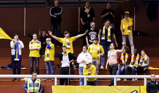 Falkenberg-supportrar på plats i Tipshallen i Växjö