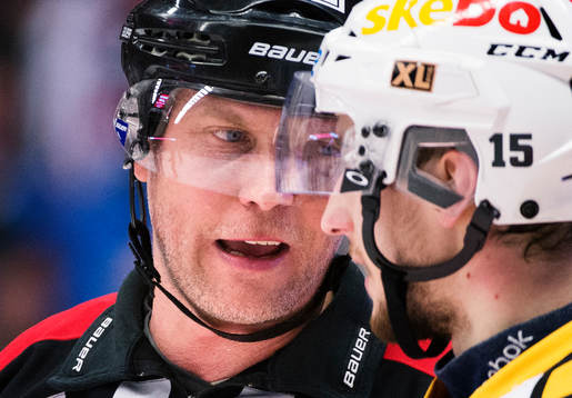 Ulf Rönnmark, domare, pratar med Melker Karlsson,