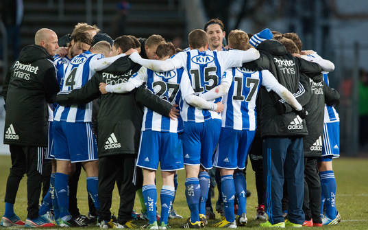  IFK samlas mitt på plan efter den ljuva segern, hjälten Philip Haglund syns mitt i