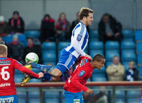  Tobias Hysén, IFK Göteborg, klättrar på Walid Atta, Helsingborg