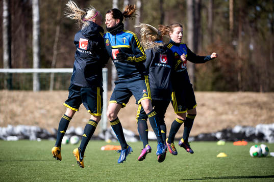 Carolin Seger och Lotta Schelin, Sverige, värmer upp