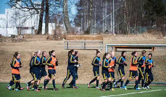  Spelarna joggar ner efter träningen.