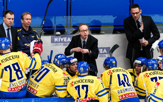 Pär Mårts, förbundskapten Sverige, pratar med spelarna