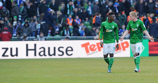  v.l. Eljero Elia, Kevin de Bruyne (Bremen), Werbebande 