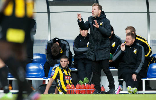   Peter Gerhardsson, tränare, Häcken, bänk, vattenflaskor, skadad spelare