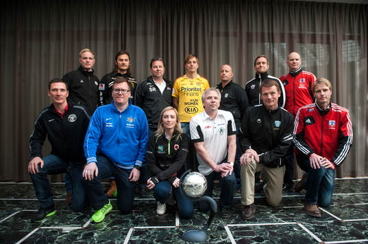  Jonas Eidevall, tränare LDB FC Malmö, Joakim Blomqvist, tränare Umeå, Stefan Rehn, tränare Jitex, Tony Gustavsson, tränare Tyresö, Stellan Carlsson, tränare Piteå, Martin Sjögren, tränare Linköping, Thomas Mårtensson, tränare Vittsjö. Nedre raden, Rickard Nilsson, tränare Örebro, Martti Tikkanen, tränare Sunnanå, Elisabet Gunnarsdottir, tränare Kristianstad, Stefan Johansson, tränare Mallbacken, Torbjörn Nilsson, tränare Kopparbergs/Göteborg, och Simon Sjöfors, tränare Vittsjö.