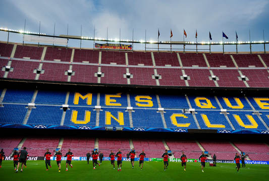  Spelarna i Paris SG värmer upp inför träningen på Camp Nou.