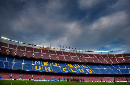  Spelarna i Paris SG värmer upp inför träningen på Camp Nou.