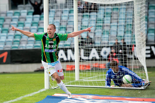 Joel Johansson, Gais, gör 2-0, jubel. Degerfors målvakt
