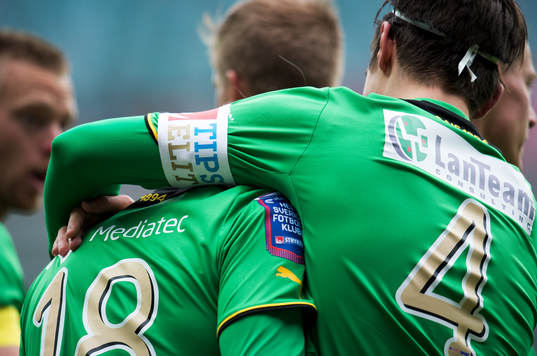  Mirza Mujcic, Gais, gratulerar Linus Tornblad efter att denne gjort 1-0