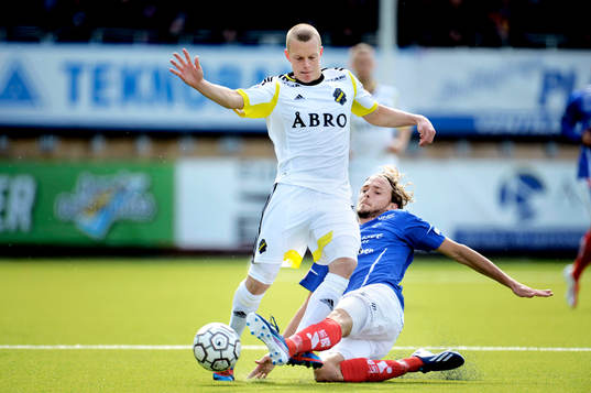  Daniel Gustavsson, AIK stoppas av Tom Pettersson, Åtvidaberg.