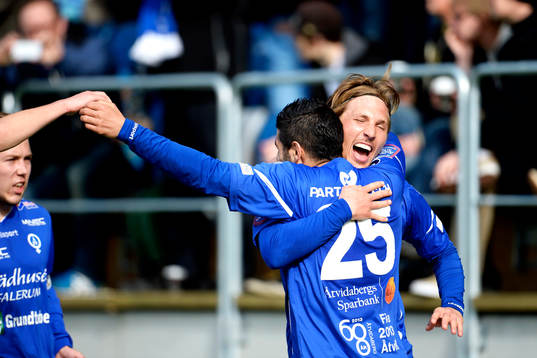  Imad Zatara och Martin Christensen, Åtvidaberg kramar om varandra efter 1-0.