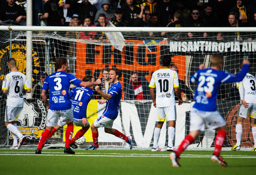  Tom Pettersson, Åtvidaberg, jublar efter att 1-0-bollen gått in i mål.