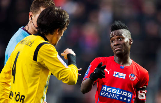  Daniel Ivanovski, Mjällby, är arg på David Accam, Helsingborg.