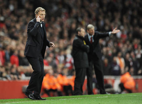  Football - Arsenal v Everton - Barclays Premier League  - Emirates Stadium - 16/4/13 Arsenal manager Arsene Wenger (R) remonstrates with fourth official Kevin Friend as Everton manager David Moyes (L) looks on