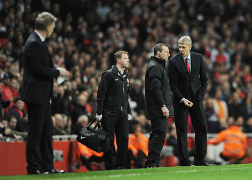  Football - Arsenal v Everton - Barclays Premier League  - Emirates Stadium - 16/4/13 Arsenal manager Arsene Wenger (R) remonstrates with fourth official Kevin Friend as Everton manager David Moyes (L) looks on