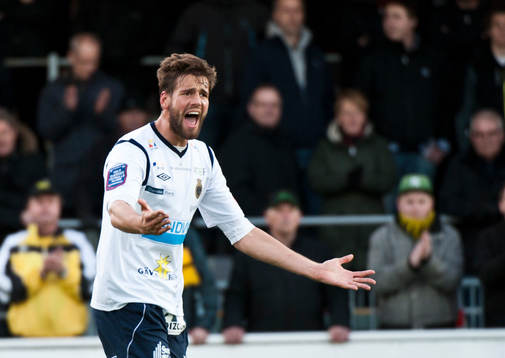  Mikael Dahlberg,  Gefle, protesterar mot domaren Kristoffer Karlsson