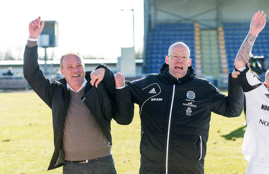  Roger Franzén och Joel Cedergren, tränare Sundsvall, tackar publiken efter matchen.