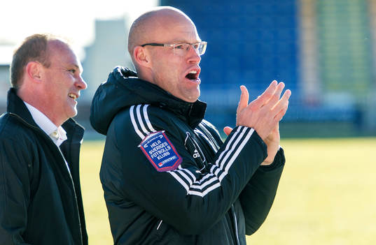  Joel Cedergren, tränare Sundsvall, tackar publiken efter matchen.