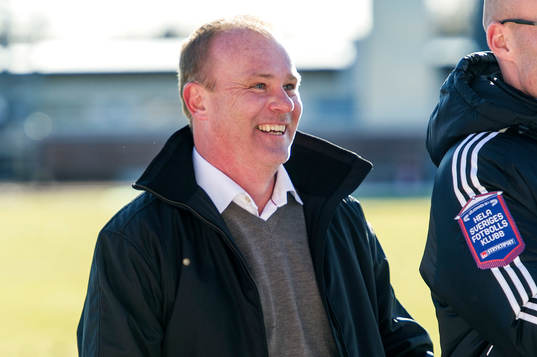  Roger Franzén, tränare Sundsvall, tackar publiken efter matchen