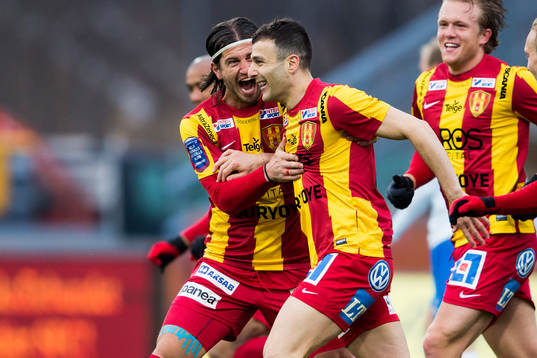  Sharbel Touma gör Syrianskas första mål för säsongen, 1-0. Han gratuleras av Haris Skenderovic, Syrianska.