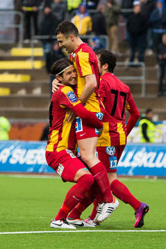  Sharbel Touma sätter 2-1 på straff för Syrianska. Haris Skenderovic gratulerar.