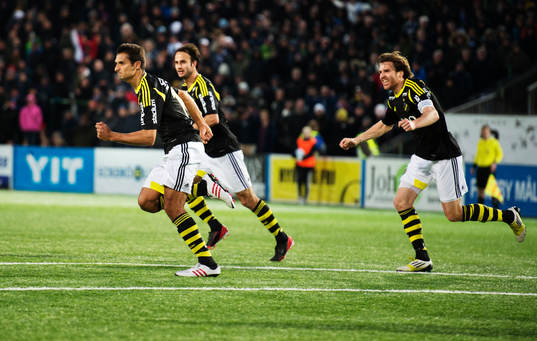 Celso Borges, Helgi Danielsson och Nils-Eric Johansson, AIK, jublar efter 0-1.