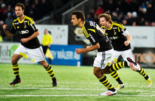  Celso Borges, Helgi Danielsson och Nils-Eric Johansson, AIK, jublar efter 0-1.
