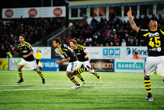  Celso Borges, Helgi Danielsson och Nils-Eric Johansson, AIK, jublar efter 0-1.