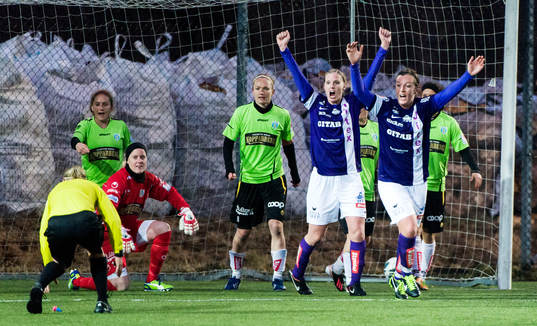 Domaren Sara Persson tappar visselpipan och avblåsningen