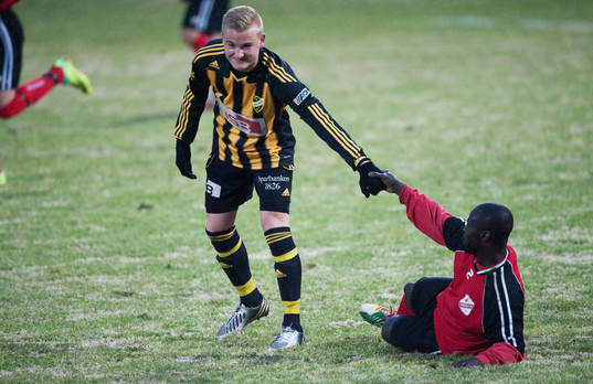  Fair play, Linus Svensson, Hässleholm, hjälper en Nydala-spelare