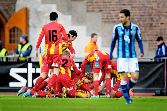  Besim Kunic, Syrianska, kramas om efter att ha gjort 0-1.