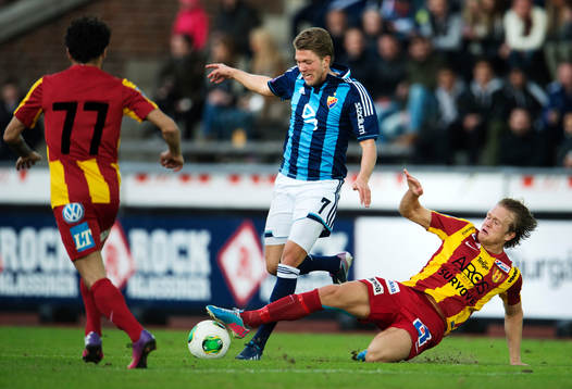Martin Broberg, Djurgården, stoppas av Anders Bååth,