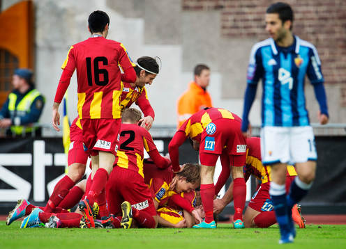  Besim Kunic, Syrianska, ligger längst ner på marken och kramas om av sina lagkamrater efter att ha gjort 0-1.