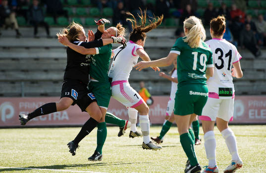 Katlynn Fraine, målvakt, och Maija Saari, Mallbacken,