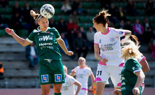 Maija Saari, Mallbacken, nickar undan framför Anja Mittag,