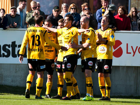  Markus Ekenberg,  efter att ha gjorde målet från straff, tackar högre makter, jubel, Mjällby
