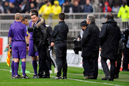 Incident Supporters - Arbitre - Christophe GALTIER - 28.04.2013 - Lyon / Saint Etienne - 34e journee de Ligue1